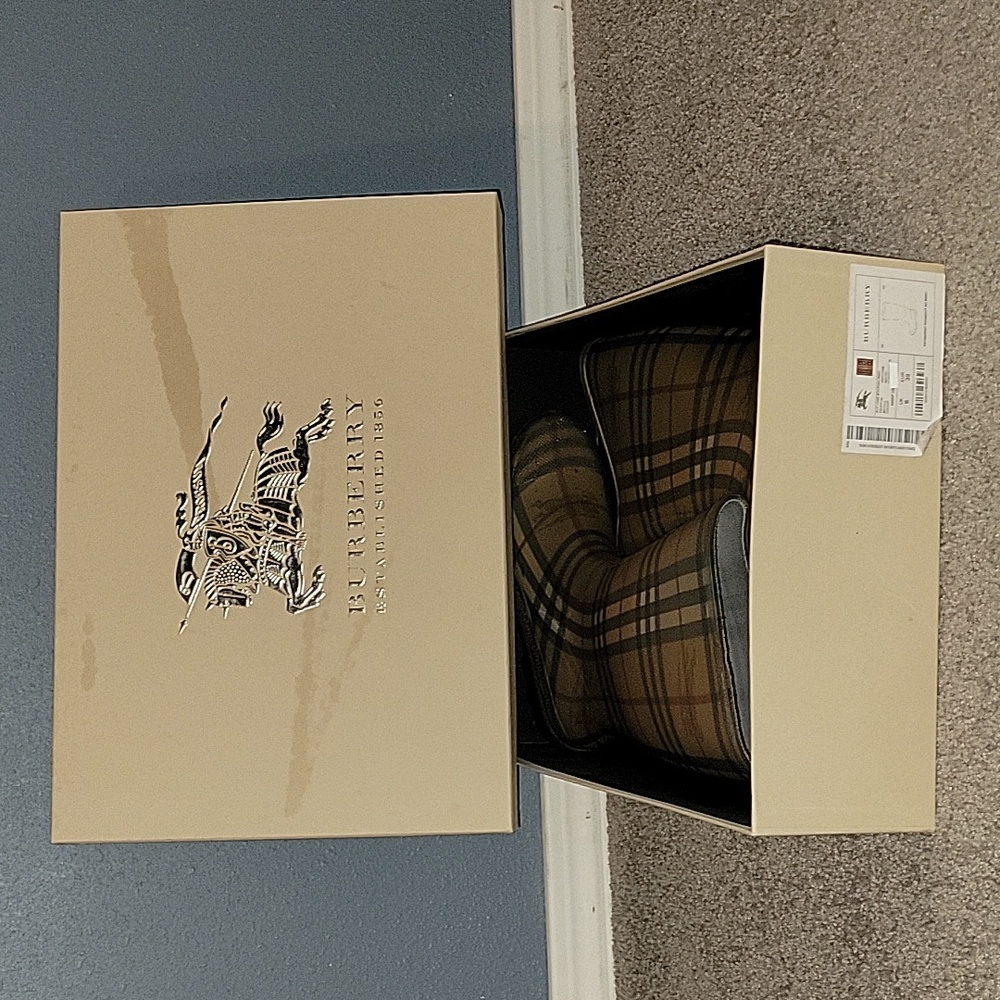 Authentic Burberry rain boots - Picture 10 of 11